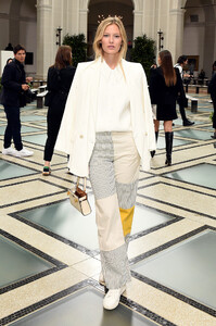 Charlott+Cordes+Tory+Burch+NYFW+SS20+Backstage+NIwIvkIT1tbx.jpg