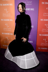 Rihanna+Rihanna+5th+Annual+Diamond+Ball+-H0X18QZxSrx.jpg