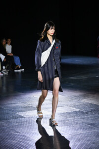 1286471013_RagBoneRunwaySeptember2019NewYorkFashionjFVIk5MQFmRx.thumb.jpg.2c3d4e97b5d04079d9b5b84c4dadb416.jpg