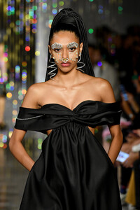 1293355448_AreaRunwaySeptember2019NewYorkFashionIGzcjC4Lu-Cx.thumb.jpg.ca1b5f7a0fa48b7a696af5c229e86f88.jpg