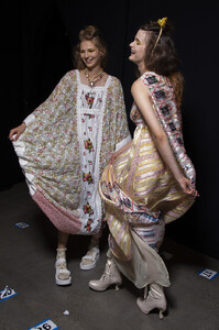 1297420628_AnnaSuiSpring2020BackstageWNz_uB8YMeTx(1).thumb.jpg.ee2e1bc4c43bbba5180d211d481d2f79.jpg