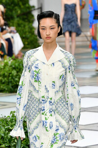 1303503761_ToryBurchNYFWSS20Runway0GYqGmaQteax.thumb.jpg.4571c37dc0314688354628402dc0100a.jpg