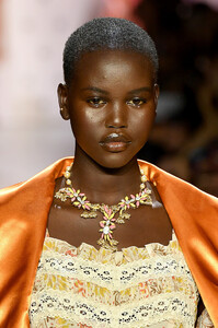 1304894239_AnnaSuiRunwaySeptember2019NewYorkFashionSN8gOsr9QkGx.thumb.jpg.a65cfccdf98a5d2662d9842c689723d8.jpg