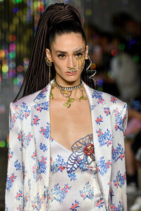 1306344219_AreaRunwaySeptember2019NewYorkFashionMT2M89qOWwGx.thumb.jpg.45bea95a96cf7f712cabd610089e349b.jpg