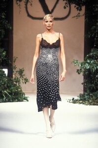 1309899627_Valentino1994HauteCouture43.thumb.jpg.d8e336dfeb7d15e06231a3397b1eeb2b.jpg