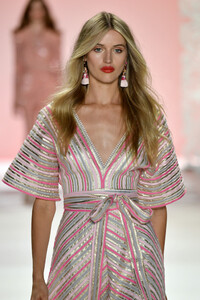 1313510974_BadgleyMischkaRunwaySeptember2019NewUU0yqwaGPhCx.thumb.jpg.67f45f5d2f64e14d20f42aebdb139ba5.jpg