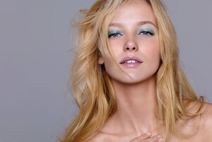1321552719_EmilyvanRaay_votrebeautdec134.thumb.jpg.a8feaeaedf43c17c5a407bd5dd443908.jpg