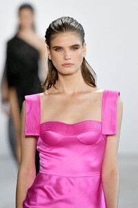 1325599347_CongTriRunwaySeptember2019NewYorkFashionpn8XjteDjtVx.thumb.jpg.88dbfcc7a15c13360826cd694a8f10c2.jpg
