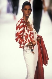 1328760337_ChristianDior1990HauteCouture206.thumb.jpg.5e573ff3a3286de3196213f12a1de94d.jpg