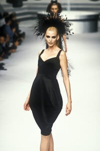 133082976_Chanel1995HauteCouture104.thumb.jpg.09ef16ef374286f0dbf1be48da202cfb.jpg