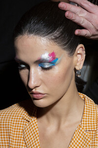 1330867295_ChristianSirianoSpring2020BackstageEteQDinF3Xcx.thumb.jpg.4888721b09bef4c10c007886495988b5.jpg