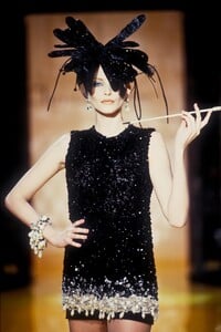 1337588312_ChristianDior1995HauteCouture143.thumb.jpg.6dee7b02edbc320d11c9a6093b545238.jpg