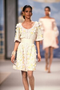 134477136_Valentino1990HauteCouture79.thumb.jpg.ee54a5b8cd171a88f68e7e5d9dbfb026.jpg