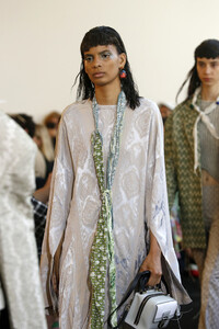 1346105971_ACNESTUDIOSRunwayParisFashionWeekHauteOrfJRh3myprx.thumb.jpg.6d877555c37d57827ee759c35c7e12b4.jpg