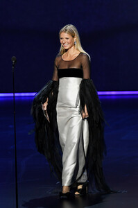 Gwyneth+Paltrow+71st+Emmy+Awards+Show+goyWPELDmzhx.jpg