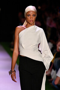 1346764922_BrandonMaxwellRunwaySeptember2019New54svzvPYCcAx.thumb.jpg.1639b6cf3ce447ae3407984a2e10791b.jpg