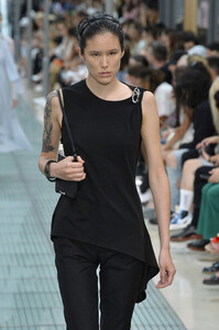 1358571680_AlyxRunwayParisFashionWeekMenswearSpringQOCIPSeduUix.thumb.jpg.612aa2656f424c6f7ec9c81a53a43dee.jpg