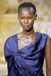 1359679466_SiesMarjanRunwaySeptember2019NewYorkSrH4eVx_Qwpx.thumb.jpg.285f60088f5348cb34d4a594dd872bd6.jpg