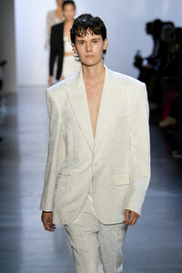 1370069514_PrabalGurungRunwaySeptember2019NewYork9pJtjAl2Omix.thumb.jpg.dfa591ff058df57ecfb3d860854d3452.jpg