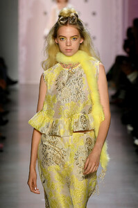 1373142883_AnnaSuiRunwaySeptember2019NewYorkFashionA0VPvdFd37Ex.thumb.jpg.dff346cd11b0441eecc44f7b6608d16f.jpg