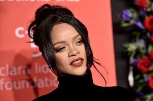 Rihanna+Rihanna+5th+Annual+Diamond+Ball+Orvix3uNbNbx.jpg