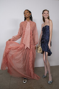 1416146321_ToryBurchSpring2020BackstagezDISs085Kd2x(1).thumb.jpg.6e5dbff7785d2376b9be9a75c47de2eb.jpg