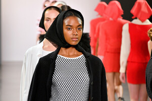 1419208040_ChochengRunwaySeptember2019NewYorkFashionYdsn4nCND66x.thumb.jpg.55d77a21efe4e3080572d824e5f2bfee.jpg