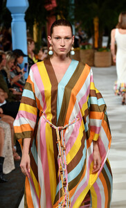 1421637234_OscardelaRentaRunwaySeptember2019NewPoSAts9SDXWx.thumb.jpg.9e8c0567f60d3c5290b57d4fd071b4ce.jpg