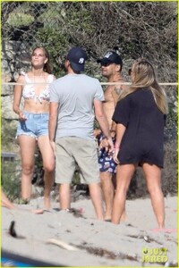leonardo-dicaprio-beach-volleyball-camila-morrone-friends-79 - Copy.jpg