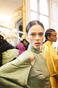 Coco+Rocha+Christian+Siriano+Backstage+Paris+1cdHwuRG8abx.jpg