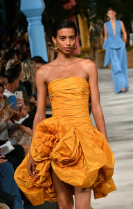 1434410082_OscardelaRentaRunwaySeptember2019NewW2nqr0YpKxGx.thumb.jpg.0dca396c933e60adf93d4324d95acd5c.jpg