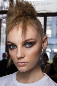 1435403856_TomFordSpring2020BackstageMuwg5mHYL52x.thumb.jpg.ef40169bb2ee1ad57d747ff5608b9e14.jpg