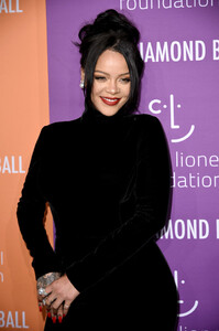 Rihanna+Rihanna+5th+Annual+Diamond+Ball+D-nFpsGA3lLx.jpg