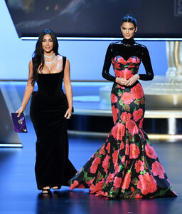 Kendall+Jenner+71st+Emmy+Awards+Show+vIO92-1UCOAx.jpg