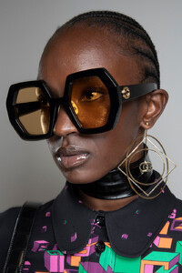1445560534_GucciSpring2020Backstage_dkXYfV7CAwx.thumb.jpg.15c0b050d27515a50ef5b46c008b3fb0.jpg