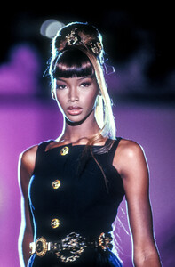 1447207197_GianniVersace1992HauteCouture9.thumb.jpg.9199195815b9ee9698c2542f103fc466.jpg