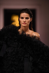 Isabeli+Fontana+Runway+Fashion+Relief+London+ufaCVa3GCXhx.jpg