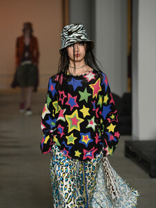 1454808954_R13RunwaySeptember2019NewYorkFashionmNJ0zQbIkqXx.thumb.jpg.ba5b7a53947e0884f382e402d676eb19.jpg