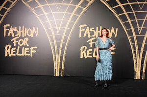Karen+Elson+Red+Carpet+Arrivals+Fashion+Relief+R7-wdn3pHNex.jpg