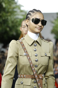 1460836105_MichaelKorsCollectionSpring2020Runwayd24IjvWr2zjx.thumb.jpg.b12abe6eac35791f5d5af0c4311dab54.jpg