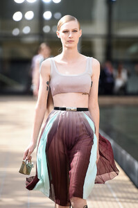 1465071260_LongchampSS20RunwayShowAccessoriesDetailsj_c1xSrmnPBx.thumb.jpg.c9303c98e97ec8ae8d2f5c55658a45af.jpg