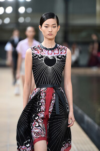 1465330039_LongchampSS20RunwayShowAccessoriesDetailskvW19i6LArNx.thumb.jpg.ad632e7faa1fd94539eafa2aa8e47638.jpg