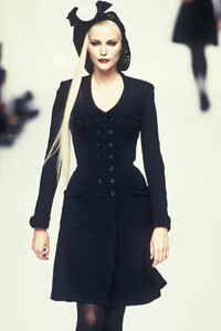 1469217037_Chanel1994HauteCouture55.thumb.jpg.39a6ca2bf06f7630257f87dee2a1919c.jpg