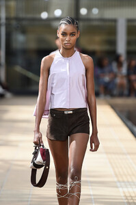 1470115878_LongchampSS20RunwayShowAccessoriesDetails-toYAow8Ia0x.thumb.jpg.2cb910bd0180033ba0e761a428210541.jpg