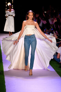 1470472963_BrandonMaxwellRunwaySeptember2019NewcsclU7B4-nHx.thumb.jpg.1eff5180d8d4c149c3981969fe805881.jpg