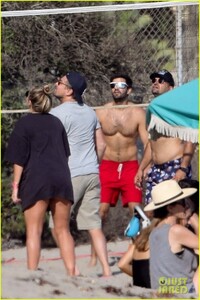 leonardo-dicaprio-beach-volleyball-camila-morrone-friends-66 - Copy.jpg