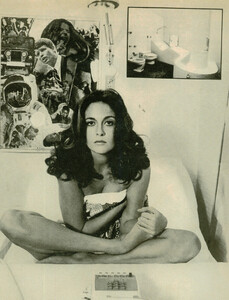 Faye Dunaway - covered by towel.jpg