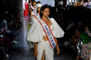 1489506392_PrabalGurungRunwaySeptember2019NewYorkmsqg41IkWQ_x.thumb.jpg.e4eb04e32392f7edd1502f56b8305b3a.jpg