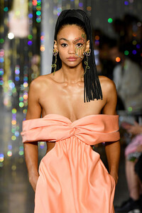 149400751_AreaRunwaySeptember2019NewYorkFashionYlo9082RoDJx.thumb.jpg.5b6556bae039b272f69ec2bfc2e72500.jpg