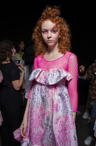 1495737366_AnnaSuiSpring2020BackstageyOz1eldsCQsx.thumb.jpg.ff9afc2f5786c1365a9528c2aeb2f96e.jpg